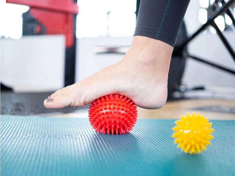 Kine-MAX Pro-Hedgehog Massage Ball - masážní míček ježek 9cm - Barva: Žlutá